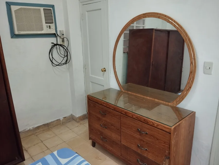 Cómoda con espejo y gavetas